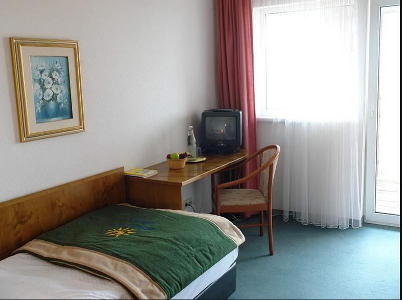 Greenline Hotel Hellfeld Neubrandenburg Room photo